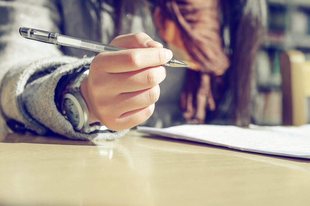Jak napisać esej: Praktyczne wskazówki dla uczniów i studentów